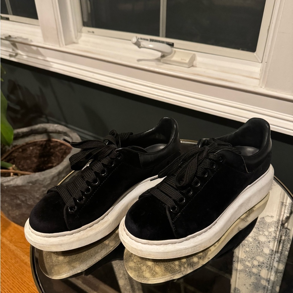 Alexander McQueen Black and White Sneakers - Picture 5 of 10